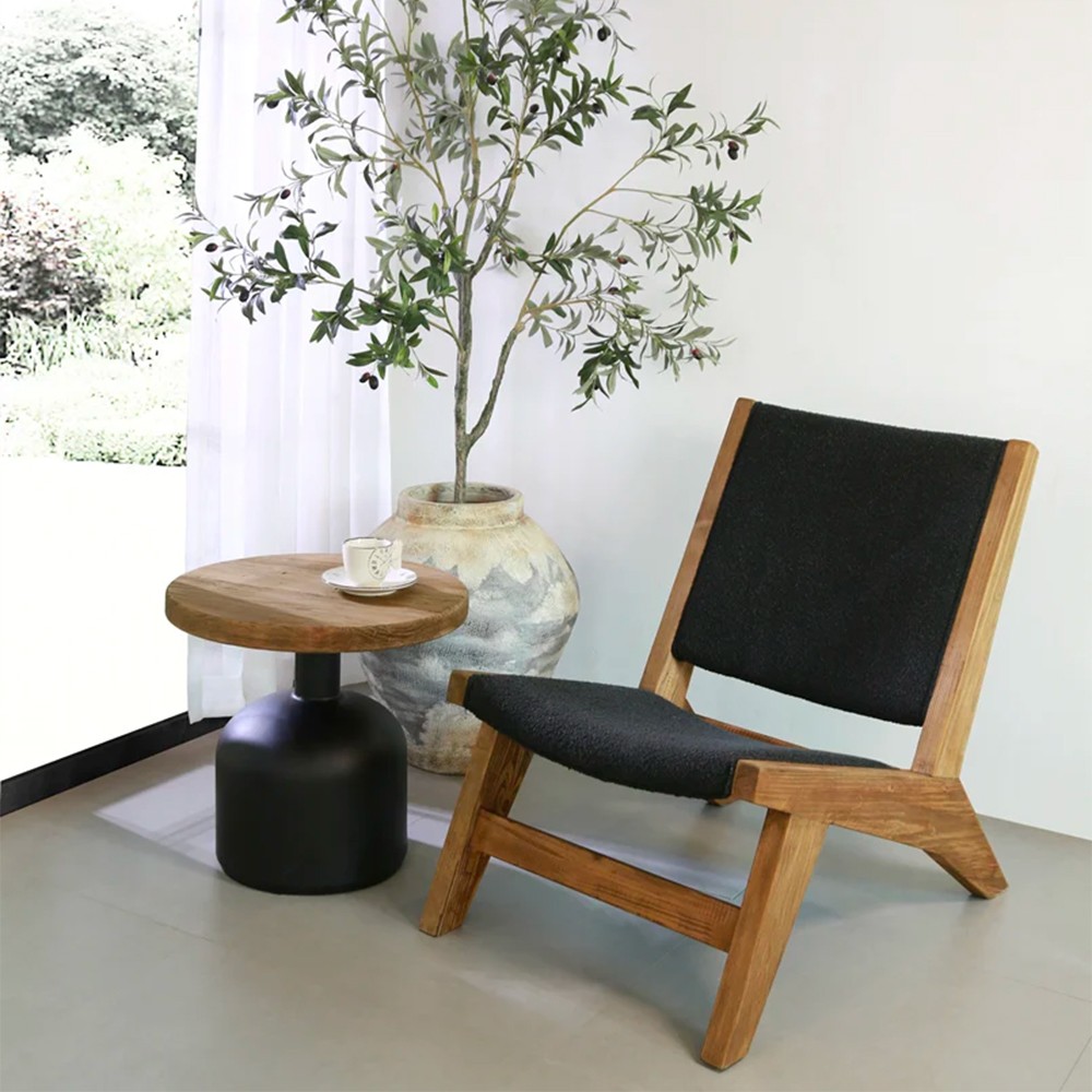 Cadeira poltrona de madeira tecido preto sala quarto Marlon
