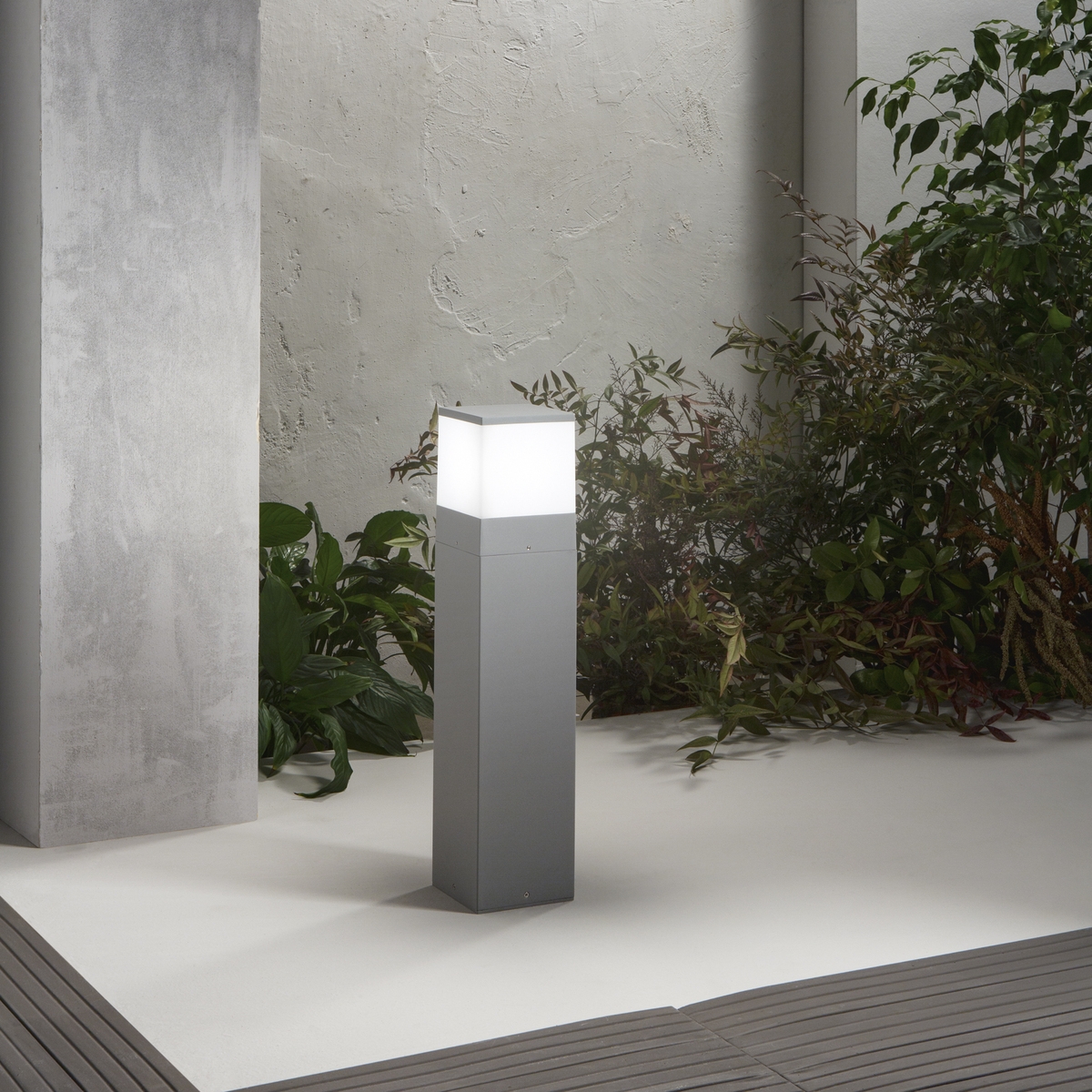 Poste de luz de jardim exterior em metal prateado h60cm Booster Promoção Poste de luz de jardim exterior em metal prateado h60cm Booster Promoção