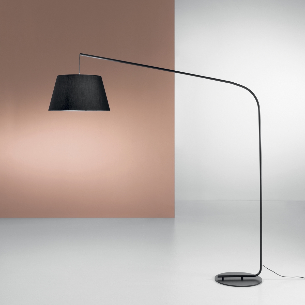 Candeeiro de Pé Moderno Curvo em Metal Preto com Abajur de Tecido 180cm Enjoy
