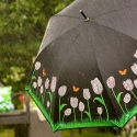 Guarda-chuva com tulipas que mudam de cor com a chuva Escolha