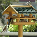 Alimentador de Pássaros Selvagens de Madeira com Pedestal Felicidade Oferta